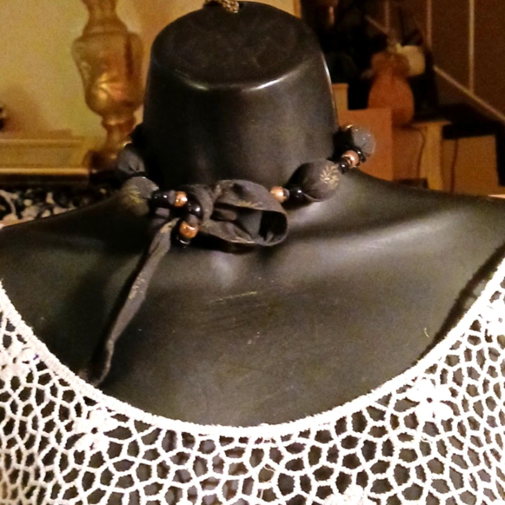 Choker & short  fab.necklace gold tone beads accent